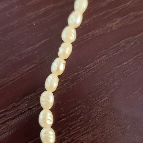 Pearl Necklace with Golden Flower Detailing - Picture 3 of 4